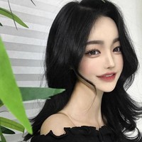 Edit berlebihan membuat wajah wanita berbaju hitam ini jadi seperti memakai topeng dan tidak asimetris. Foto: Dok. Twitter, Instagram