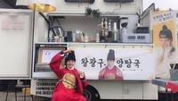Saat bermain dalam drama Moon Embracing The Sun, Yeo Jin Goo mendapat sebuah food truck. Aktor tampan itu terlihat senang mendapat dukungan tersebut. Foto: Instagram yeojin9oo