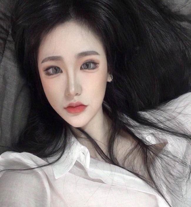 Maksud hati ingin tampil dengan wajah tirus, wanita ini malah diolok-olok mirip dengan beauty blender. Dagunya jadi terlalu lancip, karena wajahnya dibuat memanjang.Foto: Dok. Twitter, Instagram