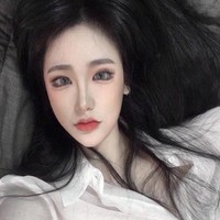 Maksud hati ingin tampil dengan wajah tirus, wanita ini malah diolok-olok mirip dengan beauty blender. Dagunya jadi terlalu lancip, karena wajahnya dibuat memanjang.Foto: Dok. Twitter, Instagram