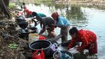 Masih Ada Lho.. Warga Mencuci Berjamaah di Kali