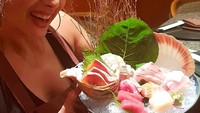 Kiki kelihatan super happy memegang mangkuk sashimi. Apalagi sashiminya buatan hotel bintang 5. Mantap! Foto: Instagram qq_fatmala