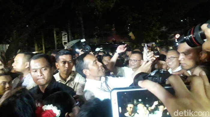 Tinggalkan Lokasi Pembubaran TKN, Jokowi Foto-foto Bareng Relawan