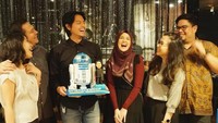 Mendapat kejutan kue ulang tahun dari Cut Meyrika, Roger tertawa bahagia. Hal tersebut terlihat di postingan foto ini. Foto: Instagram @cutratumeyriska