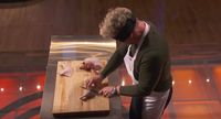 Gordon Ramsay Pamer Kebolehan Potong Ayam dengan Mata Tertutup