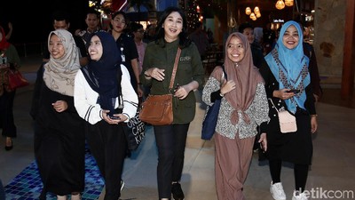Ratusan Alumni SMA CT Arsa Nikmati Wahana Trans Studio Cibubur