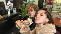 Keseharian Millie begitu seru karena ia akrab dengan aktor Stranger Things. Kali ini bersama pemeran Billy makan sandwich bersama. Foto: Instagram milliebobbybrown