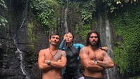 Vincent Verhaag, Inka Fitria dan Jeremiah Lakhwani, kita akan ajak kamu melihat keindahan Pemalang. Ini gaya mereka di Curug Sibedil (My Trip My Adventure)