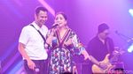Sweet Banget.. Raffi Ahmad Peluk Mesra Nagita Slavina di Atas Panggung!