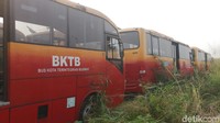 Kondisi interior bus juga sudah tampak rusak. Penutup mesin bagian depan terlepas dari tempat yang seharusnya. 