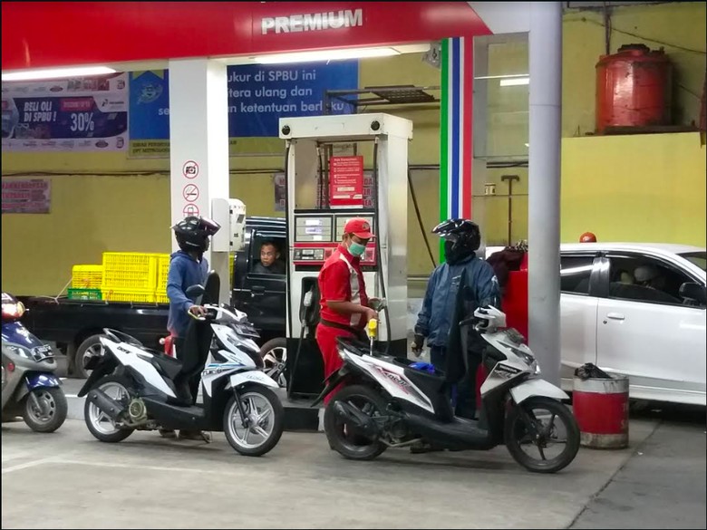 Ilustrasi isi bensin motor. Foto: dok. Pertamina Ilustrasi isi bensin motor. Foto: dok. Pertamina