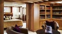 Kapal pesiar ini memiliki panjang 325 kaki dan memiliki 17 stateroom, ruang makan 40 tamu, perpustakaan, piano, dan kolam renang. Istimewa/dok. CNBC Make It/Stef Bravin.