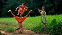 Sejumlah anak-anak di Sri Lanka menghabiskan waktu di sore hari dengan bermain bersama teman-teman. Istimewa/@ayesha.2000/Agora Images via Boredpanda.