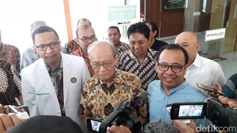 Mensesneg Pratikno Jenguk Buya Syafii di RS: Pak Presiden Khawatir Mensesneg Pratikno Jenguk Buya Syafii di RS: Pak Presiden Khawatir