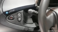 Mobil listrik ini menggunakan Baterai lithium-ion 7kWh yang terletak di bawah kursi depan. Mobil ini hanya memiliki berat 450 kg dan sudah mulai dipasarkan di Eropa pada awal tahun 2012.  Foto: Rizki Pratama/detikOto