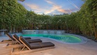 Di luar ada kolam renang berpemanas dan hot tub. Istimewa/Dok. CNBC Make It/Anthony Barcelo.