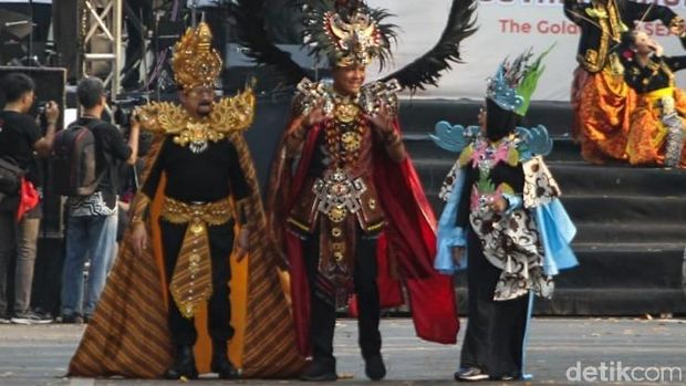 Ikut Solo Batik Carnival, Ganjar Ingin Ada Atraksi di Semua Daerah