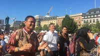 Dubes RI untuk Swedia, Bagas Hapsoro bersama ratusan pengunjung baik WNI, warga Swedia ikut Goyang Maumere (Erna Mardiana/detikcom)