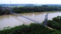 Jembatan Gantung Kolelet yang melintasi Sungai Ciujung, menghubungkan Desa Kolelet Wetan, Rangkasbitung, Lebak dengan Desa Kembang, Bojong Pandan, Serang di Provinsi Banten. Istimewa/Dok. Kementerian PUPR.