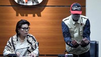 Tiga tersangka tersebut, yakni Tamzil dan staf khusus Bupati Kudus Agus Soeranto, diduga sebagai penerima suap. Sedangkan tersangka Plt Sekretaris Dinas DPPKAD Kabupaten Kudus Akhmad Sofyan sebagai pemberi.