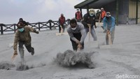 Usai terjadi erupsi pada Jumat (26/7/2019) sore, kawasan Tangkuban Perahu ditutup sementara waktu.