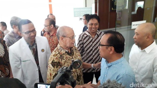 Senyum Buya Syafii Saat Dijenguk Menseneg Pratikno di Rumah Sakit