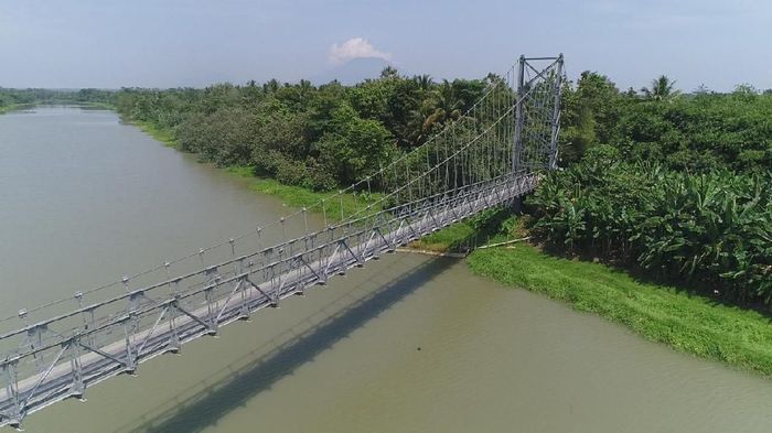 Jembatan Gantung Kolelet Pemerintah melalui Kementerian PUPR membangun jembatan gantung Kolelet yang mennghubungkan desa di kawasan Lebak dan Serang. Intip yuk jembatannya.