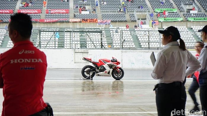 Balapan Suzuka 4 Hours dihentikan karena hujan deras. (Foto: Nugraha/detikSport) Balapan Suzuka 4 Hours dihentikan karena hujan deras. (Foto: Nugraha/detikSport)