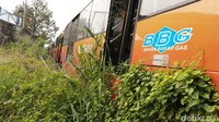Ditanya lebih lanjut mengenai bus tersebut, penjaga lahan bernama Ahmad enggan memberikan jawaban. Dia mengaku hanya bertugas menjaga lahan itu sebelum bus dipindahkan. 
