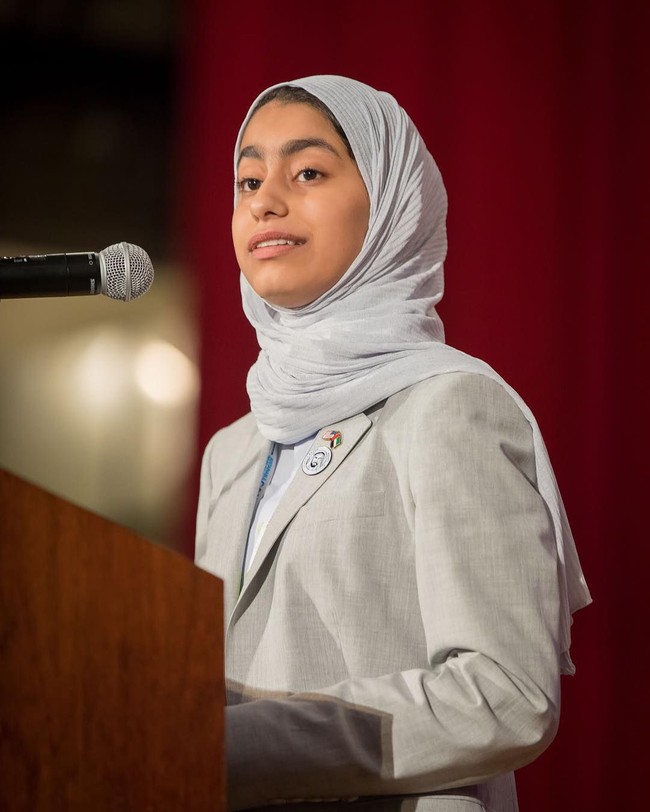 Fatima juga sering menjadi pembicara dan memenangkan berbagai kompetisi science. Meski sudah beberapakali mendapat penghargaan dan menang lomba namun menurutnya prestasi terbesar adalah bisa menginspirasi orang lain sekaligus mengajak mereka untuk menjadi seorang penemu. Foto: dok. Instagram @fatimaalkaabi_1