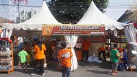 Sekira 400 stand berjejer di sepanjang Jalan Condet. Para pedagang menjajakan mulai dari aneka makanan dan minuman, aksesoris, kerajinan tangan, batik hingga kuliner khas Betawi kerak teror dan dodol.Foto: Arief/detikcom