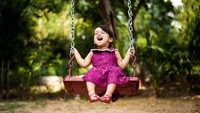 Seorang anak nampak tertawa riang saat bermain ayunan di salah satu area yang berada di India. Istimewa/@matsya/Agora Images via Boredpanda.