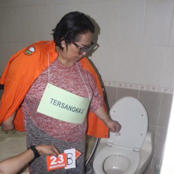 Adegan Nunung buang sabu ke kloset.