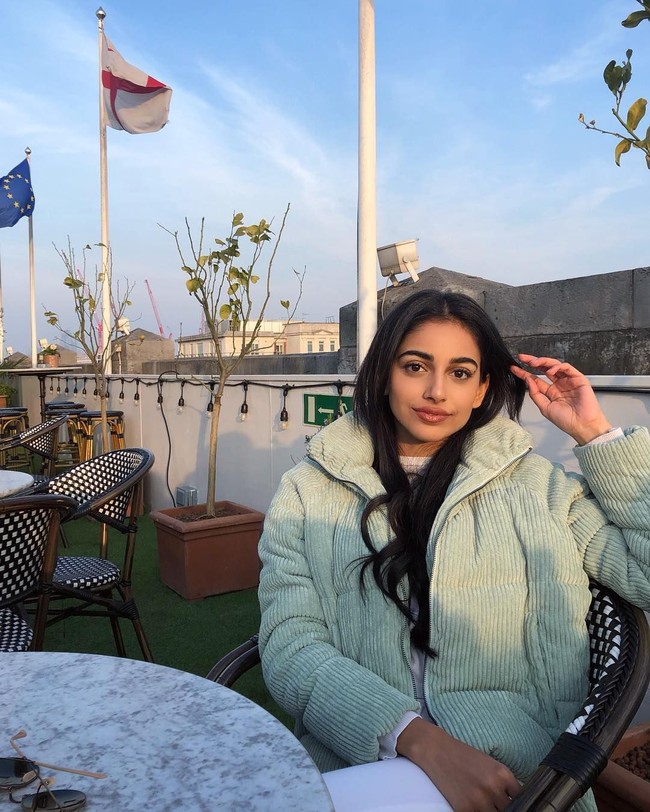 Wanita yang berusia 21 tahun ini merupakan aktris dan model keturunan India-Inggris. Pada dasarnya latar belakang keluarga Banita adalah Punjabi, namun ia lahir dan dibesarkan di London, Inggris. Foto: dok. Instagram @banitasandhu