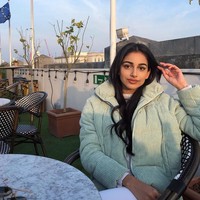 Wanita yang berusia 21 tahun ini merupakan aktris dan model keturunan India-Inggris. Pada dasarnya latar belakang keluarga Banita adalah Punjabi, namun ia lahir dan dibesarkan di London, Inggris. Foto: dok. Instagram @banitasandhu