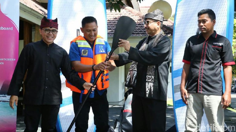 Menpar Bagikan 10 Stand Up Paddle Board untuk Wisata Bahari Banyuwangi Menpar Bagikan 10 Stand Up Paddle Board untuk Wisata Bahari Banyuwangi