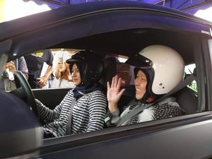 Jajal Mobil Balap, Risma Ikut Ngebut Bareng Srikandi Pembalap
