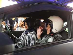 Jajal Mobil Balap, Risma Ikut Ngebut Bareng Srikandi Pembalap