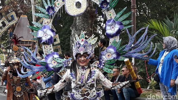 Ikut Solo Batik Carnival, Ganjar Ingin Ada Atraksi di Semua Daerah