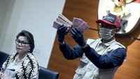 Sebagai penerima, Tamzil dan Agus disangkakan melanggar Pasal 12 huruf a atau b atau Pasal 11 atau Pasal 12 B Undang-Undang Nomor 31 Tahun 1999 sebagaimana telah diubah dengan Undang-Undang Nomor 20 Tahun 2001 tentang Pemberantasan Tindak Pidana Korupsi juncto Pasal 55 ayat (1) ke-1 KUHP.