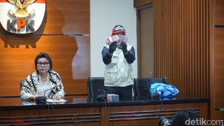 KPK Tetapkan Bupati Kudus Tersangka Suap Jual-Beli Jabatan KPK Tetapkan Bupati Kudus Tersangka Suap Jual-Beli Jabatan