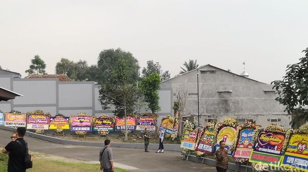 Sederet Artis Kirim Karangan Bunga di Pernikahan Siti Badriah
