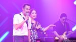 Sweet Banget.. Raffi Ahmad Peluk Mesra Nagita Slavina di Atas Panggung!