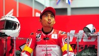 Lucky Herdiansya menunggu giliran tampil. Ia terlihat seksama memperhatikan capaian waktu yang diraih rekan duetnya, Irfan Ardiansyah.
