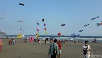 Suasana 7th Annual Jogja International Kite Festival 2019 di Pantai Parangkusumo, Desa Parangtritis, Kecamatan Kretek, Kabupaten Bantul (Pradito Rida Pertana/detikcom)