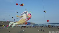 Berbagai layang-layang dengan aneka bentuk dan ukuran yang menghiasi langit di Pantai Parangkusumo. (Pradito Rida Pertana/detikcom)