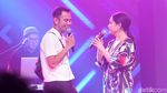 Sweet Banget.. Raffi Ahmad Peluk Mesra Nagita Slavina di Atas Panggung!