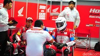 Lucky dan Irfan diberi pengarahan sebelum memulai balapan di Suzuka International Circuit.