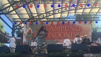 Penyanyi lawas Euis Darliah yang kini tinggal di Stockholm menyanyikan lagu Apanya Dong dan lagu Sunda Euis diiringi musik kolaborasi perkusi Budi Dalton dan Orakaya serta Angkung Saung Udjo (Erna Mardiana/detikcom)