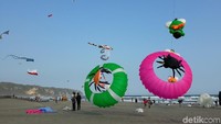 Puluhan klub layang-layang dari lokal maupun internasional ambil bagian dalam gelaran 7th Annual Jogja International Kite Festival 2019 di Pantai Parangkusumo, Bantul (Pradito Rida Pertana/detikcom)